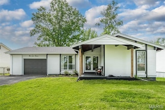 1912 Valley Park Rd, Fenton, MO 63026