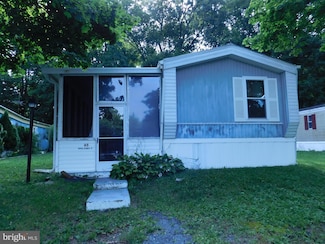 65 Benner's Mobile Ct, Thompsontown, PA 17094