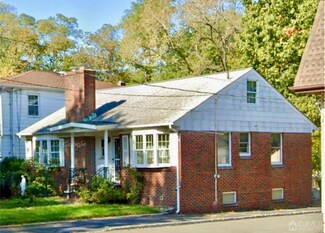 54 Freeman St, Woodbridge, NJ 07095