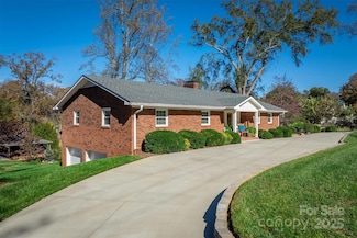 606 Collett St, Morganton, NC 28655