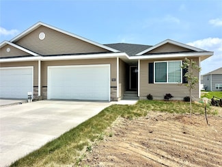 910 Juneberry Dr, Palo, IA 52324