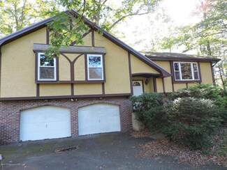 8 Walden Dr, Mountain Top, PA 18707