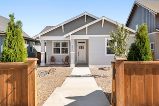 880 NW 19th St, Redmond, OR 97756