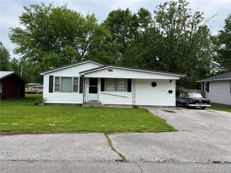 914 W Owen St, Scottsburg, IN 47170