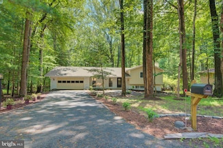 11621 Sourwood Ln, Reston, VA 20191