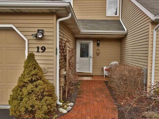 19 York Rd, Glenmont, NY 12077