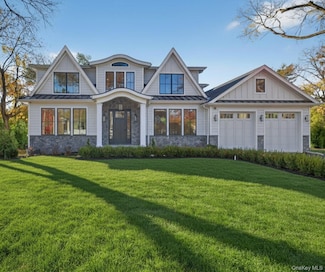 150 Milburn Ln, Roslyn Heights, NY 11577