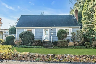 12 Violet Rd, Bayville, NY 11709