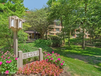 1409 Burr Oak Rd Unit 109, Hinsdale, IL 60521
