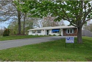 27 Mishawum Dr, South Dartmouth, MA 02748