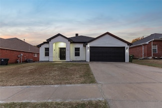 7018 Lake Jackson Dr, Arlington, TX 76002