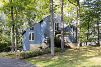 63 Knob Hill Rd, Orchard Park, NY 14127