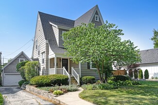 25 Chestnut Ave, Clarendon Hills, IL 60514
