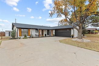 1204 Camelot Dr, Clinton, OK 73601