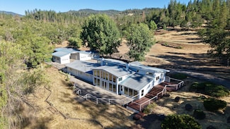 461 Sawyer Rd, Shady Cove, OR 97539