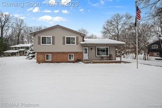 839 Harlequin Ct, Highland, MI 48357