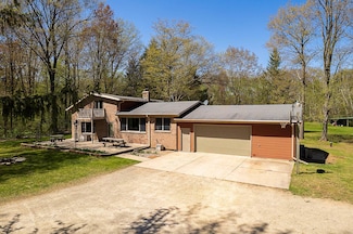 W5562 Navarino Rd, Shiocton, WI 54170