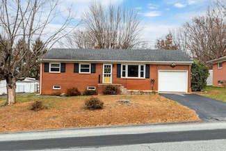 2405 5th St, Staunton, VA 24401