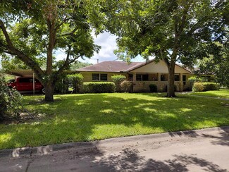 736 Northridge St, Angleton, TX 77515