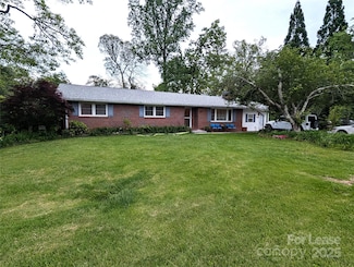 105 Balsam Rd, Hendersonville, NC 28792