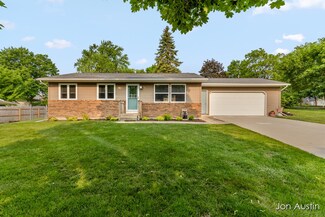 1111 N Hampton Dr NE, Grand Rapids, MI 49505