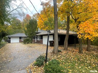 823 W Ravinwoods Rd, Peoria, IL 61615