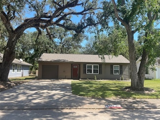 207 Cypress St, Lake Jackson, TX 77566