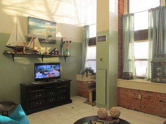 33 Maplewood Ave Unit 105, Gloucester, MA 01930
