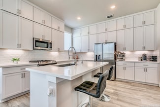 8851 Oakland Rd, San Antonio, TX 78240