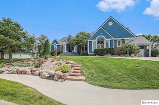 811 Western Hills Dr, Papillion, NE 68046