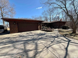 317 5th St, Silvis, IL 61282
