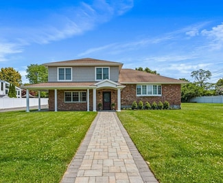 2 Donald St, Bayville, NY 11709