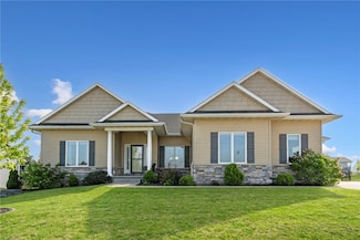 2911 Savannah Dr, Hiawatha, IA 52233