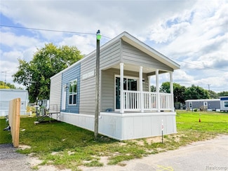 24 Sunset Ln, Fenton Township, MI 48430