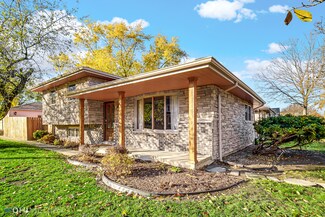 5890 Virginia Ave, Clarendon Hills, IL 60514