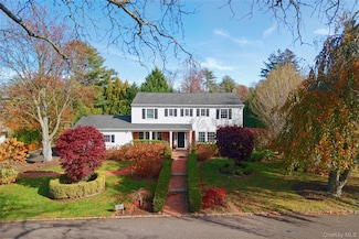 6 Flamingo Rd, Roslyn, NY 11576