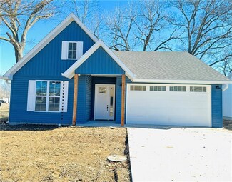 303 S Cayuga St, Frontenac, KS 66763