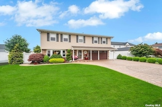 14 Piper Ct, West Islip, NY 11795