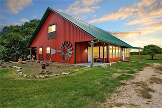 200 Cr 481e, Lott, TX 76656