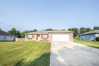 1449 Danielle Dr, Lebanon, MO 65536