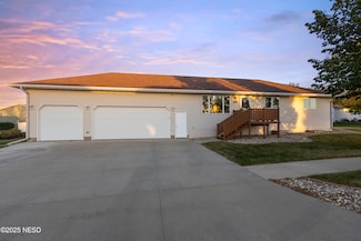 404 32nd St NW, Watertown, SD 57201