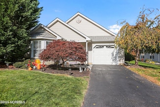 31 Strawberry Ln, Lakewood, NJ 08701
