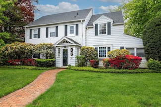 39 Searing St, Rockville Centre, NY 11570