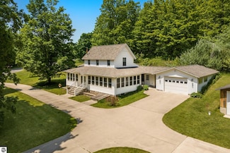 1740 N Setterbo Rd, Suttons Bay, MI 49682