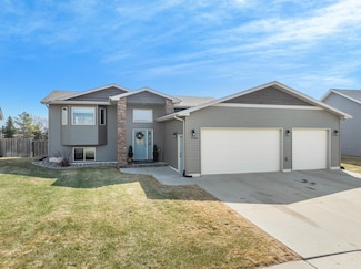 1508 Laurel Ln, Minot, ND 58703