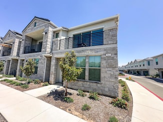 564 N Chapel Hill Ln, Clovis, CA 93612