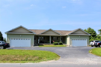 544a Tracy Grove Rd, Hendersonville, NC 28792