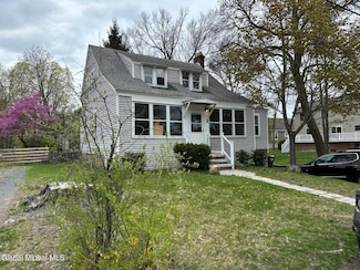 9 Oakwood Rd, Glenmont, NY 12077