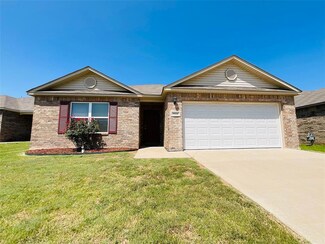 911 Karlee Ct, Midwest City, OK 73130