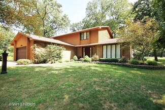 4974 Oakridge Dr, Saint Anne, IL 60964